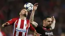 Duel pemain Atletico, Saul Niguez (kiri) dan pemain Leverkusen, Roberto Hilbert pada laga leg kedua Babak 16 Besar Liga Champions di Vicente Calderon stadium, Madrid,  Rabu (15/3/2017). Atletico lolos dengan agregat 4-2. (AP/Daniel Ochoa de Olza)