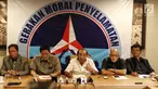 Politisi senior Partai Demokrat (PD) Max Sopacua (tengah) didampingi politisi-politisi senior PD lainnya yang tergabung dalam Gerakan Moral Penyelamatan Partai Demokrat (GMPPD) memberikan keterangan pers terkait koalisi Partai Demokrat di Jakarta Pusat, Kamis (13/6/2019). (Liputan6.com/Johan Tallo)