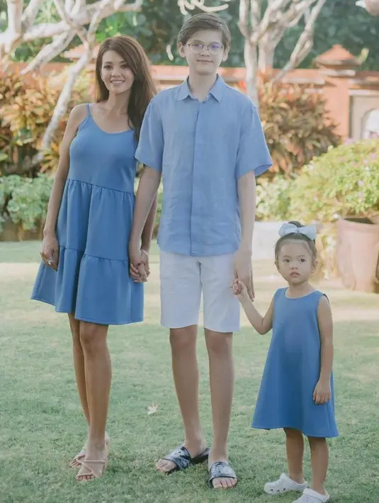 Farah Quinn tampil serasi dengan kedua anaknya dalam balutan busana serba biru. Kece banget ya! (Instagram/farahquinofficial).
