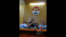 Pimpinan baru KPK Taufiequrachman Ruki menjawab pertanyaan wartawan saat konferensi pers di Gedung KPK, Jakarta, Jumat (20/2). Pimpinan baru KPK akan mengubah pembagian kerja di internal lembaga penegak hukum tersebut. (Liputan6.com/Andrian M Tunay)