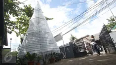 Pohon Natal berbahan limbah botol plastik di halaman Gereja Kristen Pasundan Jemaat Depok, Jawa Barat, Kamis (22/12). Pohon Natal setinggi 12 meter tersebut dibuat dari 6.000 botol plastik bekas untuk menyambut Hari Natal. (Liputan6.com/Immanuel Antonius)