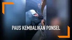 Seorang turis dibuat takjub dengan aksi paus beluga atau paus putih yang mengembalikan ponselnya yang telah jatuh ke laut. Meski ponselnya rusak karena pengaruh air laut, namun turis tersebut tetap bersyukur ponselnya kembali.