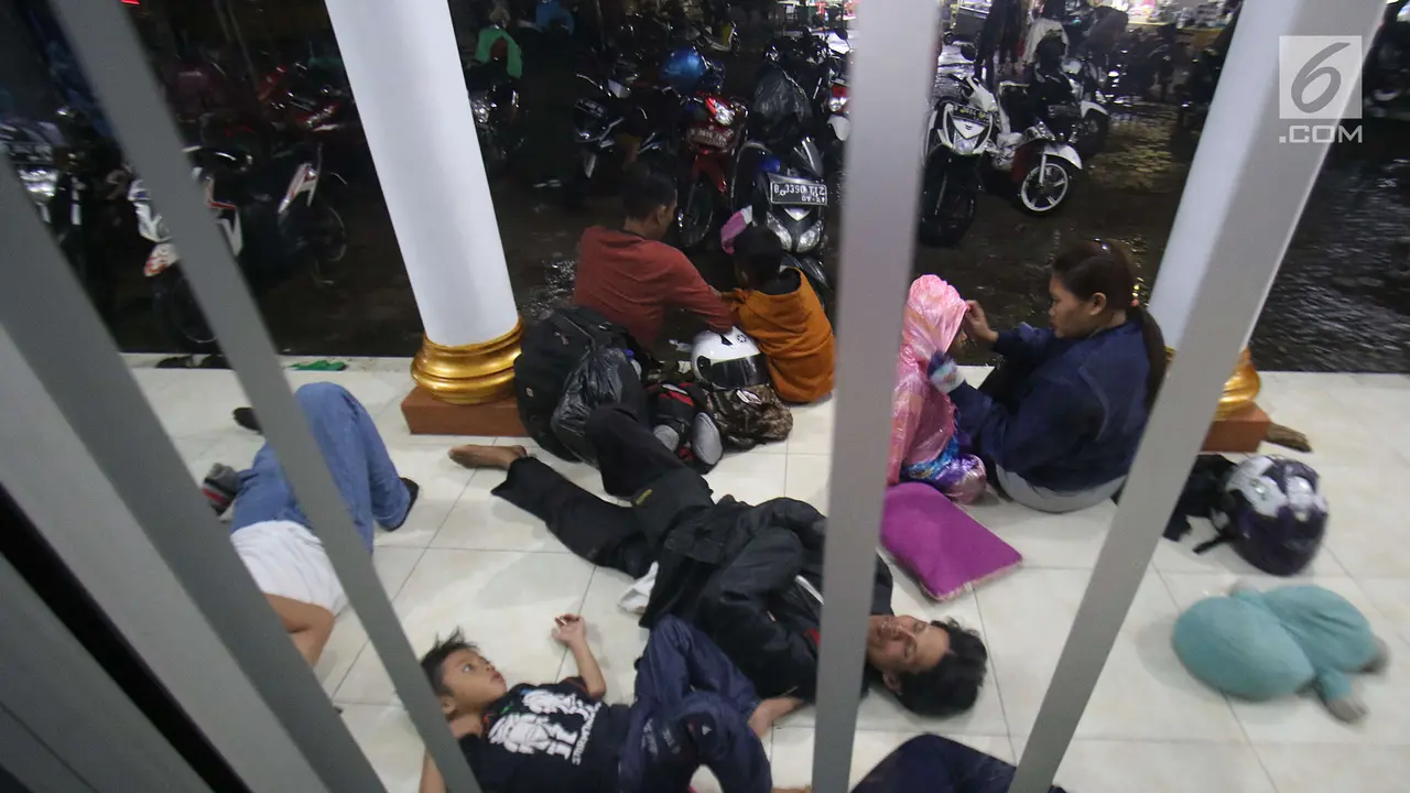 Arus Balik Pantura Diguyur Hujan, Pemotor Pilih Istrahat di Masjid