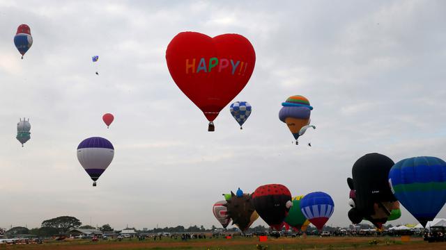 Menikmati Warna-warni Balon Udara Raksasa di Langit Filipina