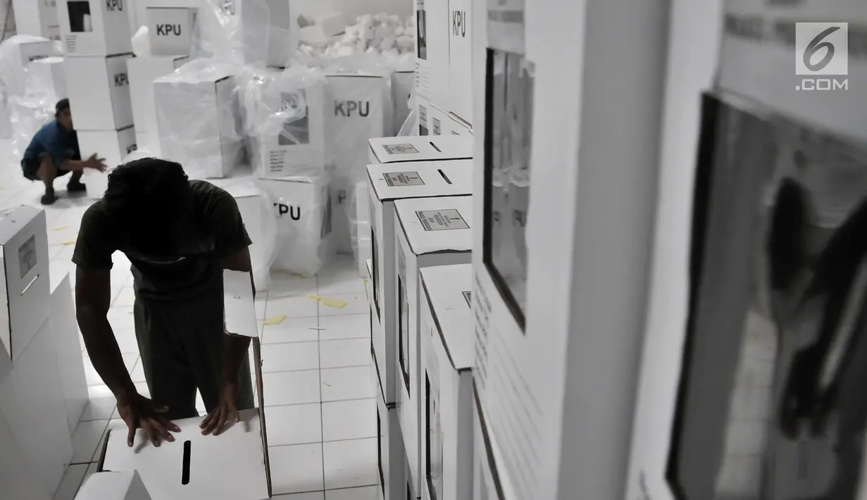 Pekerja merakit kotak suara Pemilu 2019 di Gudang Logistik KPU Kota Bekasi, Rabu (20/12). Komisioner bidang logistik KPU Kota Bekasi telah menerima sebanyak 32.500 kotak suara dari 33.600 kotak suara yang ditargetkan. (Merdeka.com/Iqbal S. Nugroho)