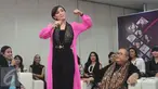 Zaskia Gotik membaca Pancasila saat mendapat tantangan dari Jaya Suprana di acara peluncuran The Album 25 DanceDhut Nation 2016, Lapangan Udara Halim Perdana Kusuma, Jakarta, Jumat (15/4/2016). (Liputan6.com/Herman Zakharia)