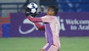 Kiper Persib Bandung, Teja Paku Alam melakukan tiga penyelamatan krusial saat melawan Selangor FC dalam laga ketiga Grup G AFC Champions League 2 2025/2026 di Stadion Gelora Bandung Lautan Api, Kamis (23/10/2025) malam. (Dok. Persib)