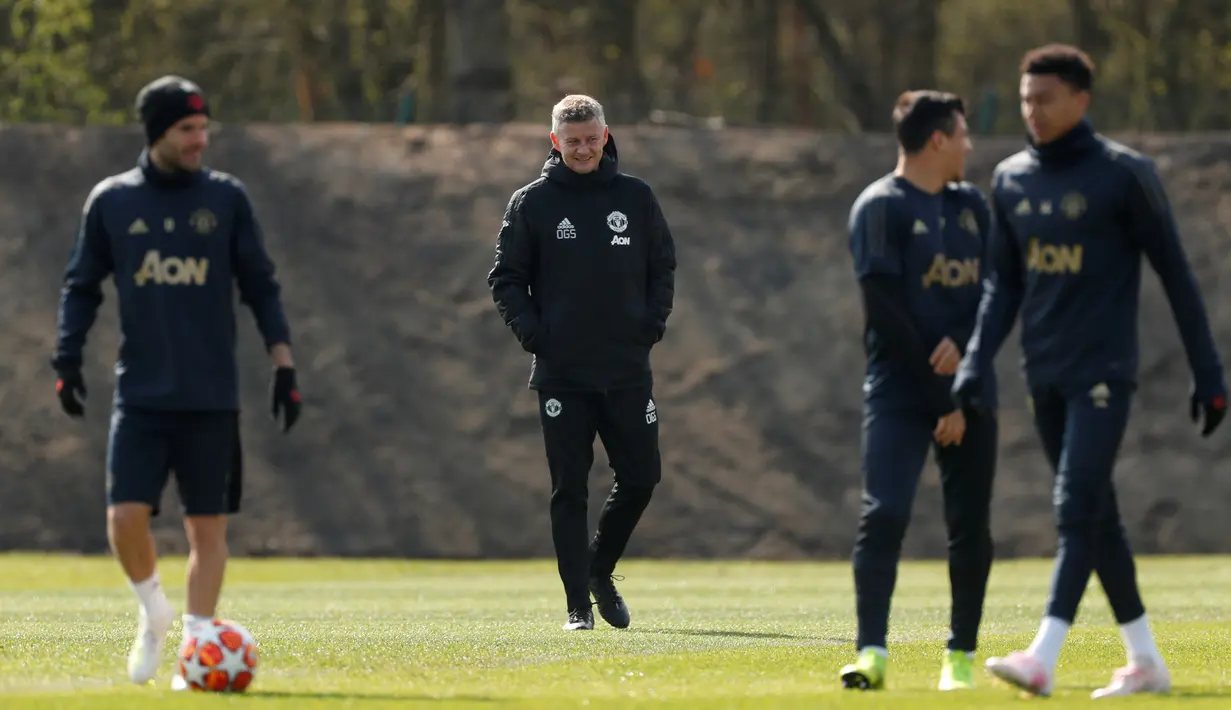 Manajer Manchester United (MU) Ole Gunnar Solskjaer (tengah) memantau anak asuhnya berlatih jelang menghadapi Barcelona pada leg pertama perempat final Liga Champions 2018/2019 di Aon Training Complex, Manchester,Inggris, Selasa (9/4). MU siap menjamu Barcelona di Old Trafford. (Reuters/Lee Smith)