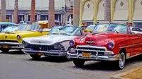 Salah satu daya tarik Kuba adalah mobil-mobil antiknya (Foto: http://lacpress.com/)