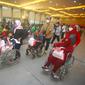 Para penyandang disabilitas sedang menunggu untuk mendapatkan vaksinasi di Grab Vaccine Center Yogyakarta.