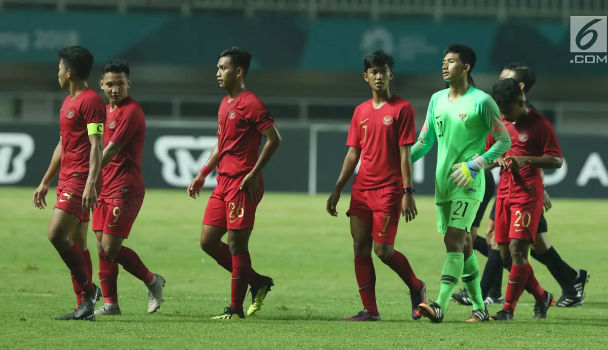 Pemain Timnas Indonesia U-19 usai laga melawan China U-19 pada PSSI 88th U-19 International Tournament di Stadion Pakansari, Selasa (25/9). Indonesia kalah 0-3. (Liputan6.com/Helmi Fithriansyah)