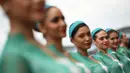 Seorang gadis payung atau grid girl berpose sebelum dimulainya Grand Prix Formula 1 Malaysia di Sepang (1/10). Para gadis payung ini terlihat cantik dan seksi dengan busana yang dikenakannnya. (AFP Photo/Manan Vatsyayana)