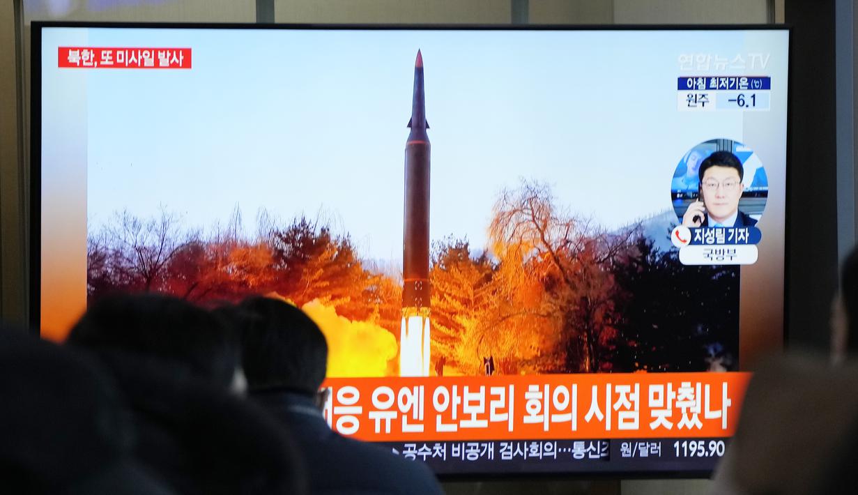 Orang-orang menonton program berita TV yang menampilkan file gambar peluncuran rudal Korea Utara di Stasiun Kereta Seoul di Seoul, Selasa (11/1/2022). Kepala Staf Gabungan Korsel mengonfirmasi peluncuran proyektil tak dikenal, namun belum memberikan penjelasan lebih lanjut. (AP Photo/Ahn Young-joon)
