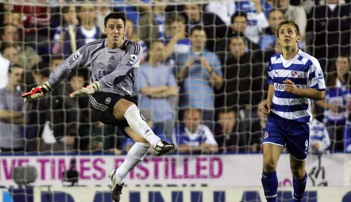 John Terry terpaksa menghuni gawang Chelsea pada laga Premier League 2006, tepatnya kala bertandang ke markas Reading, setelah dua kiper the Blues, Petr Cech dan Carlo Cudicini, mengalami cedera. (Foto: AFP/Adrian Dennis)