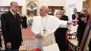 Presiden Turki Erdogan menyimak pembicaraan dari Paus Fransiskus saat kunjungannya ke Vatikan (5/2).  Pertemuan itu juga membahas perkembangan di Timur Tengah, khususnya Suriah, terorisme serta dialog antar-agama. (Alessandro Di Meo / Pool via AP)