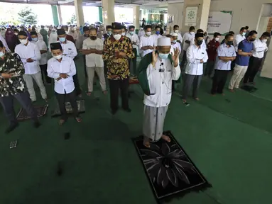 Pria Muslim melaksanakan sholat ghaib dan doa bersama untuk seluruh kru KRI Nanggala 402 yang tenggelam, di Surabaya, Jawa Timur, Senin (26/4/2021). TNI resmi menyampaikan kapal selam KRI Nanggala-402 dinyatakan tenggelam setelah sebelumnya dinyatakan hilang kontak (AP Photo/Trisnadi)