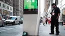 Seorang warga menggunakan salah satu kios Wi-Fi gratis di Manhattan, New York, 24 Agustus 2016. Proyek LinkNYC ini menyulap sejumlah telepon umum usang menjadi kios Wi-Fi gratis untuk bisa mengakses internet, menelepon dan pengisian baterai ponsel. (AFP)