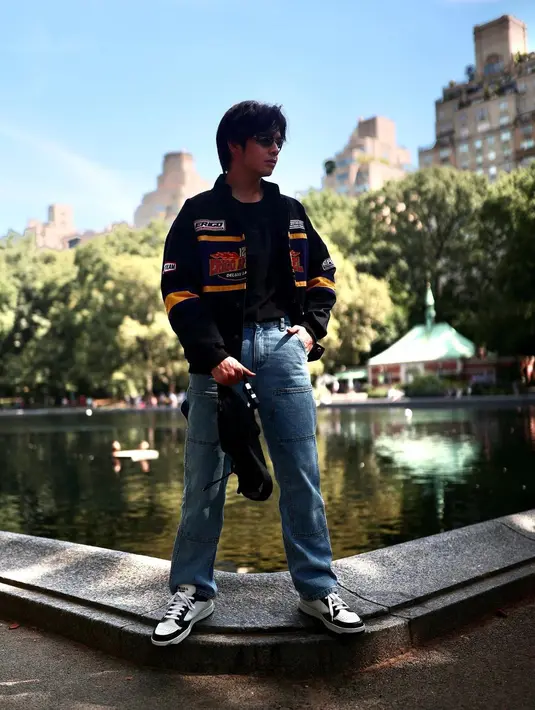 Tak kalah kece dengan rombongan Erigo lainnya, Angga Yunanda tampil bergaya sporty casual memadukan jaket racing hitam, t-shirt, dan celana jeans. Sneakers monokrom pun menyempurnakan OOTD-nya saat berjalan-jalan di kota New York. (Instagram/anggayunandareal16).