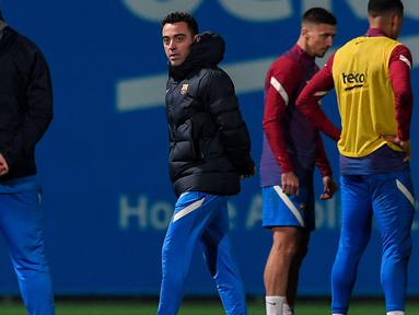 Xavi Hernandez akan menjalani debutnya sebagai pelatih Barcelona di laga melawan Espanyol. Xavi memberi indikasi akan ada kejutan di line-up pertamanya. (AFP/Josep Lago)