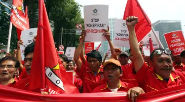 Massa dari Sentral Organisasi Karyawan Swadiri Indonesia (SOKSI) pimpinan Ali Wongso Sinaga melakukan aksi di depan gedung Direktorat Jenderal Administrasi Hukum Umum (Ditjen AHU) Kementerian Hukum dan HAM, Jakarta, (14/9). (Liputan6.com/Johan Tallo)