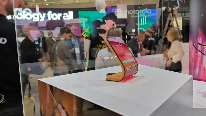 Motorola memamerkan Rollabe Phone di MWC 2024 (Liputan6.com/Iskandar)
