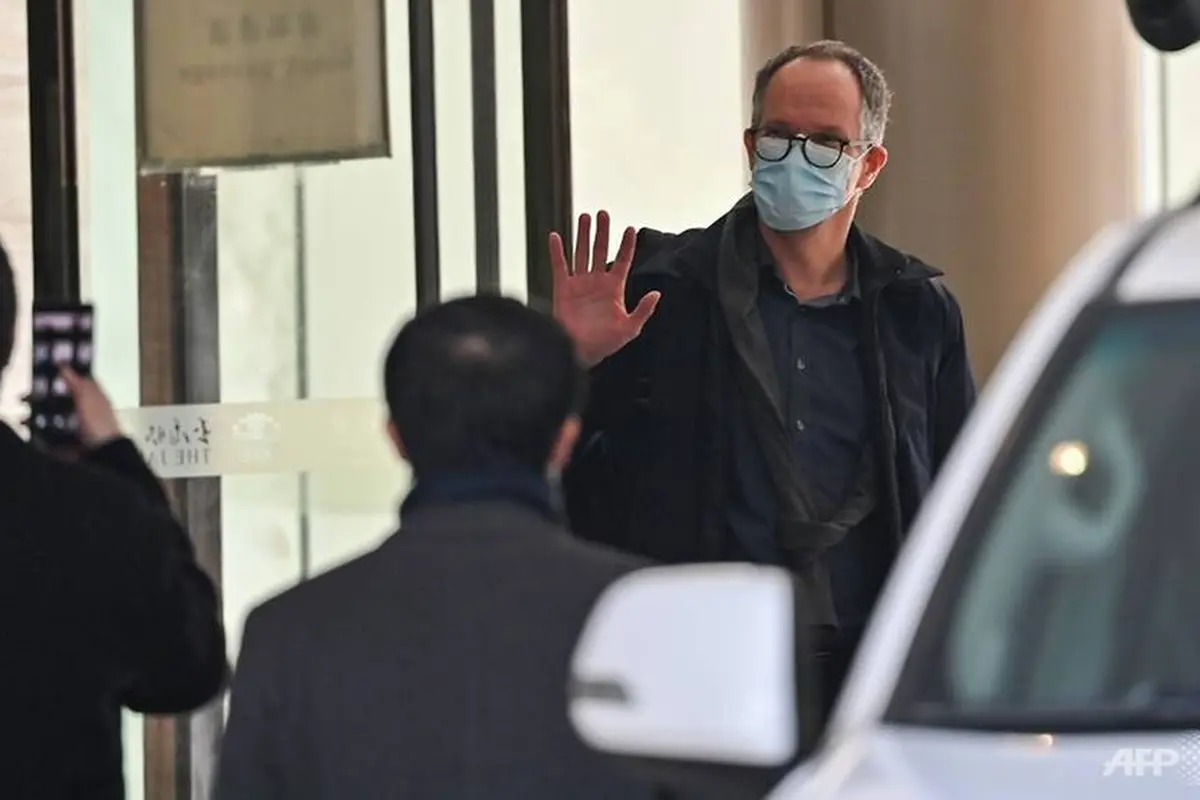 Salah satu anggota tim Organisasi Kesehatan Dunia yang menyelidiki asal-usul gelombang pandemi COVID-19 saat ia meninggalkan The Jade Hotel setelah menyelesaikan karantina di Wuhan, provinsi Hubei tengah Tiongkok pada 28 Januari 2021.