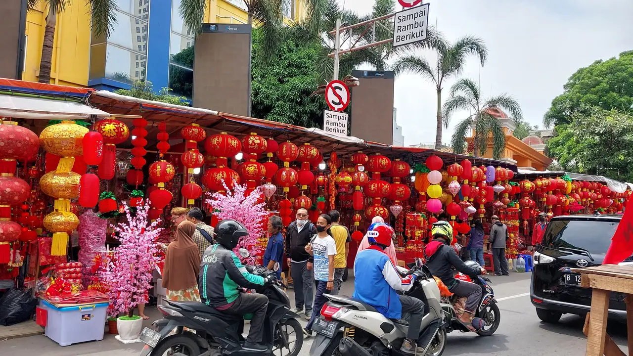 Penjual pernak pernik perayaan Tahun Baru Imlek 2023 di kawasan pecinan Glodok, Taman Sari, Jakarta Barat.