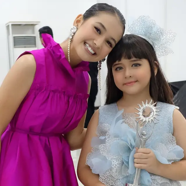 Kenal Sejak Belia, Ini 6 Potret Transformasi Sandrinna Michelle dan Ciara Brosnan
