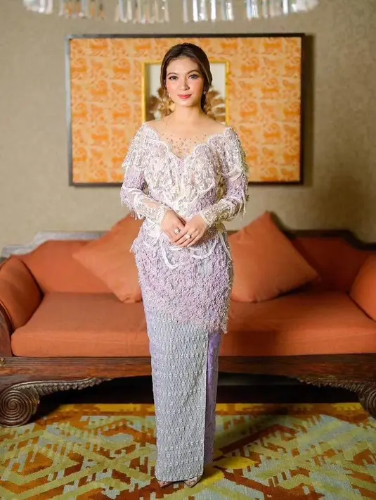 Cantiknya penampilan Selvi Ananda dalam balutan kebaya yang telah dimodernisasi, siluet kerah lebar dan lace tumpuk yang super cantik dipadu dengan kain wastra keunguan yang serasi. [Foto: Instagram/selvi_gibran.id]