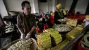 Pekerja saat menata bakpia di pusat oleh-oleh bakpia pathok,Yogyakarta,(10/7). Rasanya yang manis dengan berbagai varian rasa membuat makanan ini cocok menjadi buah tangan wisatawan. (Boy Harjanto)