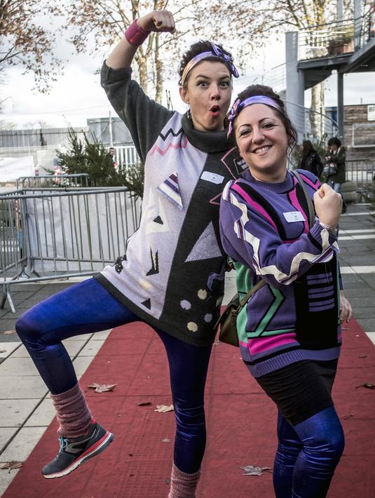 Cecile et Soazig berpose saat berlangsungnya Kejuaraan Dunia Sweater Terjelek di kota Albi, Prancis pada 1 Desember 2018. Kompetisi yang digelar kedua kalinya ini melombakan desain baju hangat yang paling jelek dan paling norak. (ERIC CABANIS / AFP)