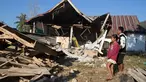Warga memeriksa rumah-rumah yang rusak akibat gempa di Lamba Leda Utara, Provinsi Nusa Tenggara Timur, Indonesia, Selasa, 18 Agustus 2026. (Foto AP/Firdia Lisnawati)
