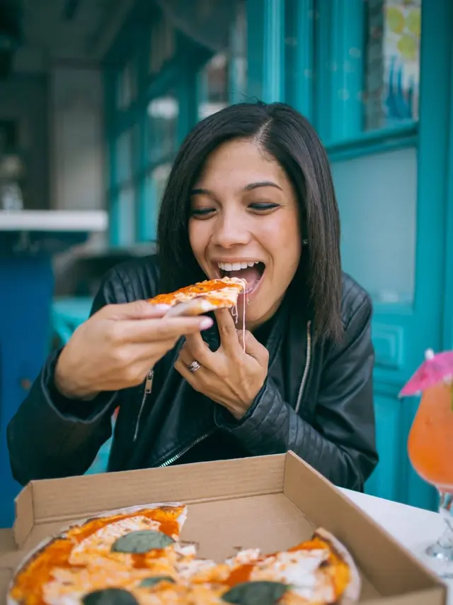Ungkap Kepribadian dari Cara Makan Pizza, Seperti Ini Dirimu!