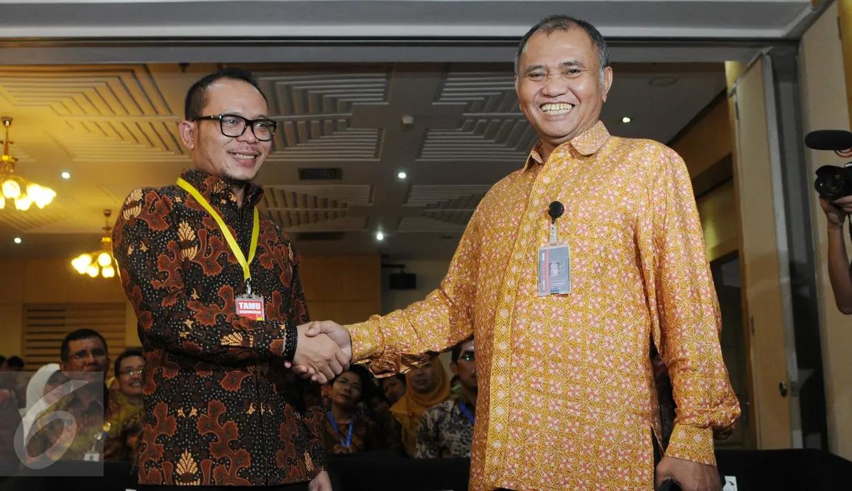 Menaker Hanif Dhakiri (kiri) dan Ketua KPK Agus Rahardjo (kanan) berfoto bersama usai penandatanganan Standar Kompetensi Kerja Nasional Indonesia (SKKNI) bidang penyuluhan antikorupsi di Gedung KPK, Jakarta, Kamis (24/11). (Liputan6.com/Helmi Afandi)