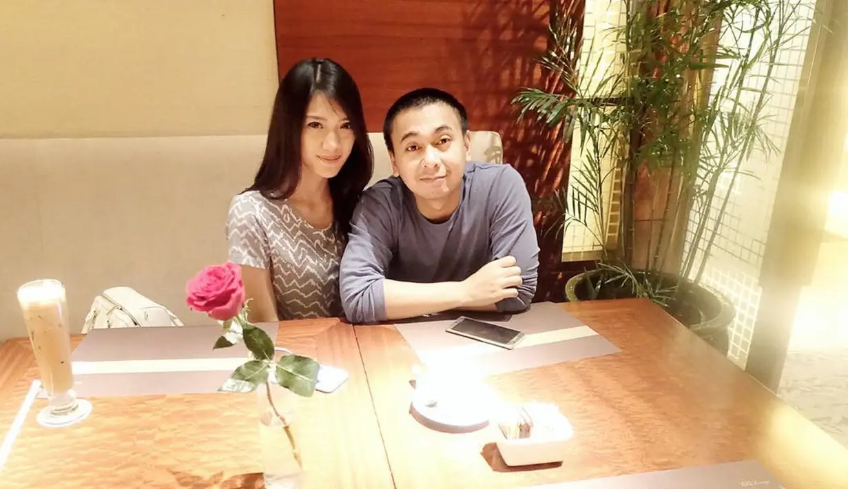 “Ya karena cocok aja. Kan beda-beda gimana orang bisa suka sama orang lain. Mungkin karena ada yang dia senengin. Banyak lah hal yang membuat satu orang suka ke yang lain. Kebetulan kita berdua cocok," tutur Dika. (Instagram/anissaaziza)