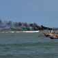 Dua kapal yang menggunakan jaring Pukat Harimau atau Trawl dibakar para nekayan tradisional Bengkulu (Liputan6.com/Yuliardi Hardjo)