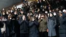 Kesedihan para fans saat mobil yang membawa jenazah Jonghyun SHINee keluar dari rumah persemayaman di Asan Hospital, Seoul menuju tempat pemakaman, Kamis (21/12). Lebih dari 300 fans berkumpul saat peti mati Jonghyun mulai dihantarkan. (AP/Ahn Young-joon)
