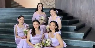 Ada juga Michelle Joan yang tampil dengan dress senada dengan Gesya saat menjadi bridesmaid.  [Instagram/michellejoan]
