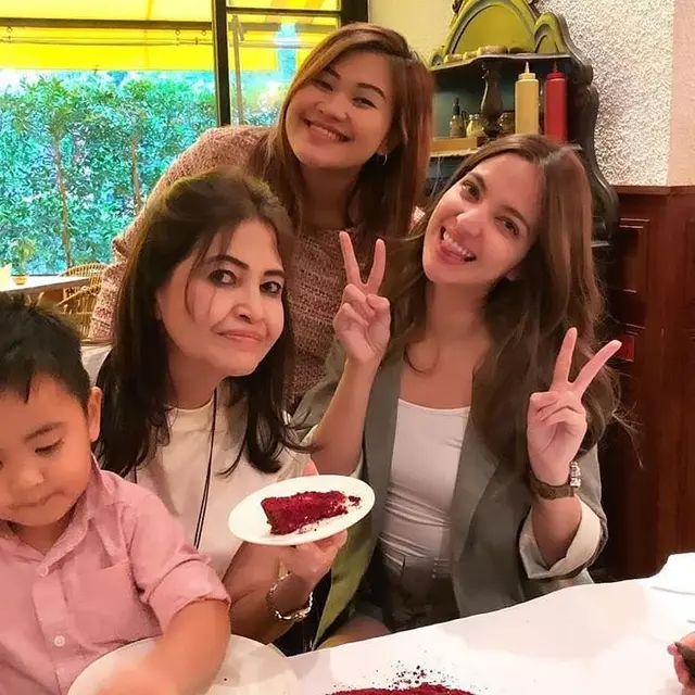 Momen Kebersamaan Nia Ramadhani dan Ibunda (sumber: instagram/niaramadhanizers)