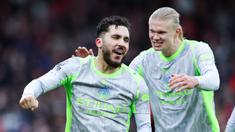 Pemain Manchester City, Rayan Cherki, bersama Erling Haaland merayakan gol ke gawang Nottingham Forest pada laga pekan ke-18 Premier League di Stadion The City Ground, Sabtu (27/12/2025). (Barrington Coombs/PA via AP)