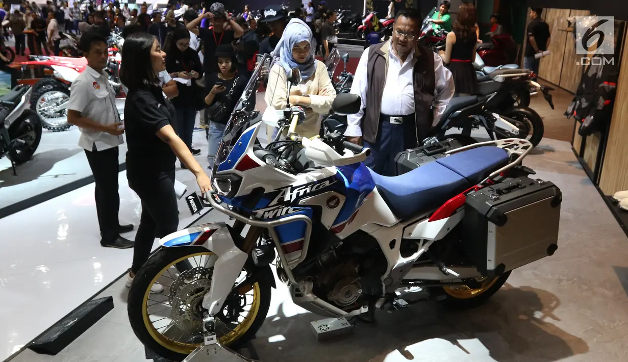Pengunjung melihat pameran Indonesia Motorcycle Show (IMOS) 2018 di JCC, Jakarta, Rabu (31/10). Selain pameran, IMOS 2018 juga akan memberikan ruang edukasi berbagai hal mengenai otomotif. (Liputan6.com/Angga Yuniar)