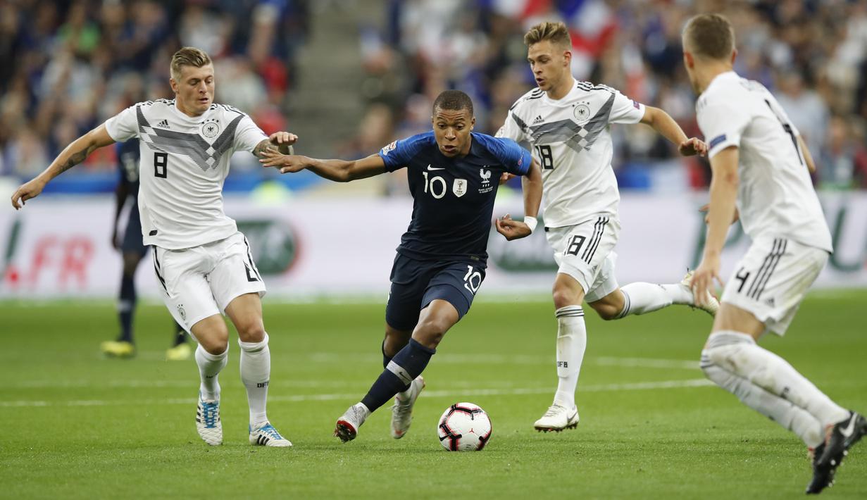 Penyerang Prancis, Kylian Mbappe, berusaha melewati pemain Jerman pada laga UEFA Nations League di Stade de France, Paris, Selasa (16/10/2018). Prancis menang 2-1 atas Jerman. (AP/Christophe Ena)