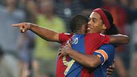 Ronaldinho dan Samuel Eto'o (LLUIS GENE / AFP)