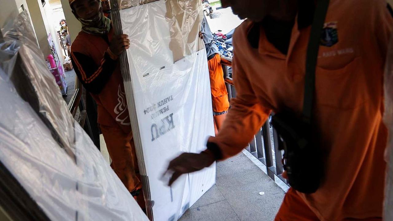Petugas Prasarana dan Sarana Umum (PPSU) membantu memindahkan bilik dan kotak suara Pemilu 2024 ke GOR Matraman, Jakarta Timur, Kamis (14/12/2023). Logistik Pemilu 2024 mulai didistribusikan dari gudang KPU tingkat kota ke tingkat kecamatan.