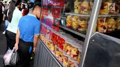 Warga membeli makanan untuk berbuka puasa di Pasar Takjil Kebon Kacang, Jakarta, Senin (29/5). Meski berada di gang sempit di antara gedung-gedung Pasar tersebut menjadi lokasi favorit warga yang bekerja di perkantoran sekitar. (Liputan6.com/Johan Tallo)