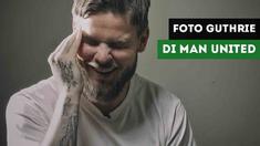 Gelandang Mitra Kukar, Danny Guthrie terkejut melihat fotonya saat berseragam Manchester United.