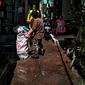 Banjir yang terjadi karena curah hujan yang tinggi meninggalkan sampah di rumah warga di Kebalen, Jakarta.