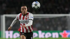 Pemain PSV, Sergino Dest, berlari mengejar bola dalam pertandingan Liga Champions antara PSV dan Napoli di Eindhoven, Belanda, Selasa, 21 Oktober 2025. (AP Photo/Patrick Post)&nbsp;&nbsp;&nbsp;
