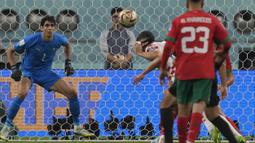 Pemain Timnas Kroasia, Josko Gvardiol (tengah) menyundul bola ke gawang Maroko yang yang membuahkan gol pada menit ke-7 dalam pertandingan perebutan tempat ketiga di Piala Dunia 2022 yang berlangsung di Khalifa International Stadium, Doha, Sabtu (17/12/2022). (AP Photo/Frank Augstein)