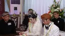 Selvi Ananda sedang menandatangani buku nikah. (Galih W. Satria/Bintang.com)